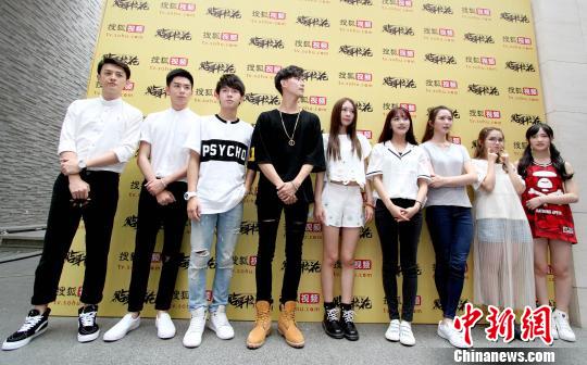 图为SNH48成员及赵顺然、朱元冰、杨霖、胡耘豪等9位主演亮相。 张道正 摄 图为SNH48成员及赵顺然、朱元冰、杨霖、胡耘豪等9位主演亮相。 张道正 摄