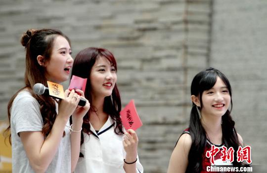 图为SNH48成员李艺彤(中)、吴哲晗(左一)、费沁源(右一)亲密互动。 张道正 摄 图为SNH48成员李艺彤(中)、吴哲晗(左一)、费沁源(右一)亲密互动。 张道正 摄